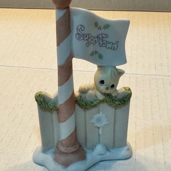 Precious Moments Sugar Town "Flag Pole" Figurine - Picture 1 of 4